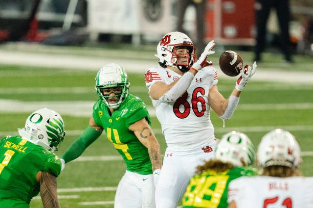 EUGENE, OR - NOVEMBER 19: Tight end Dalton Kincaid #86 of the Utah Utes catches the ball during the third quarter in the game against the Oregon Ducks at Autzen Stadium on November 19, 2022 in Eugene, Oregon. (Photo by Ali Gradischer/Getty Images)
