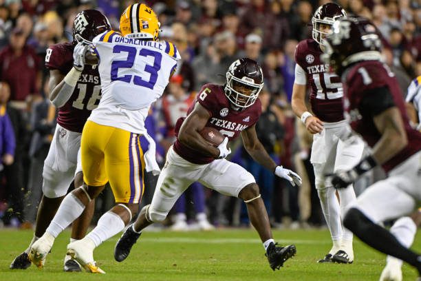 COLLEGE STATION, TX - NOVEMBER 26: Texas A&amp;M Aggies running back Devon Achane (6) looks to cut behind a block during a rushing play during the football game between the LSU Tigers and Texas A&amp;M Aggies at Kyle Field on November 26, 2022 in College Station, Texas. (Photo by Ken Murray/Icon Sportswire via Getty Images)