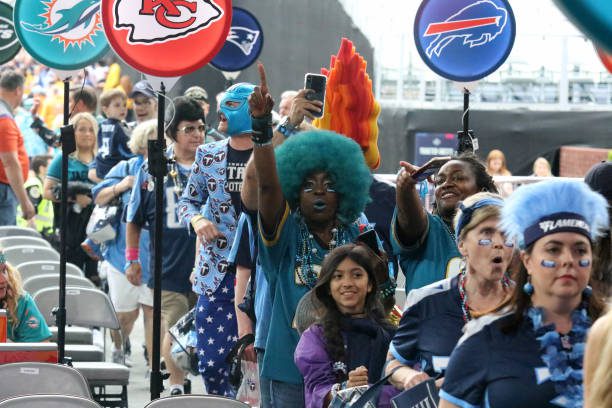 NASHVILLE, TN - APRIL 25:   Fans enter the Inner Circle before the first round of the 2019 NFL Draft on April 25, 2019, at the Draft Main Stage on Lower Broadway in downtown Nashville, TN.  (Photo by Michael Wade/Icon Sportswire via Getty Images)