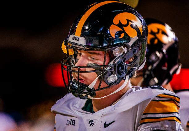 COLLEGE PARK, MD - OCTOBER 01: Iowa Hawkeyes defensive lineman Lukas Van Ness (91) before a college football game between the Maryland Terrapins and the Iowa Hawkeyes on October 01, 2021, at Capital One Field at Maryland Stadium, in College Park, Maryland.
(Photo by Tony Quinn/Icon Sportswire via Getty Images)