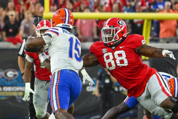JACKSONVILLE, FL - OCTOBER 29: Georgia Bulldogs defensive lineman Jalen Carter (88) tries to wrap up Florida Gators quarterback Anthony Richardson (15) during the college football game between the Florida Gators and Georgia Bulldogs on October 29, 2022, at TIAA Bank Field in Jacksonville, Florida. (Photo by John Adams/Icon Sportswire via Getty Images)