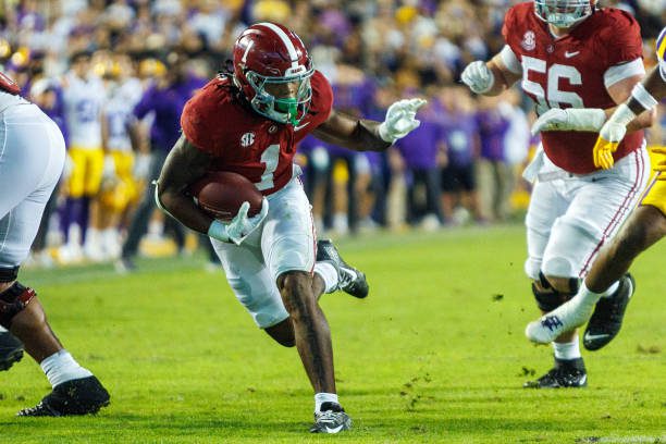 BATON ROUGE, LA - NOVEMBER 05: Alabama Crimson Tide running back Jahmyr Gibbs (1) catches a pass during a game between the Alabama Crimson Tide and the LSU Tigers on November 05, 2022, at Tiger Stadium in Baton Rouge, Louisiana. (Photo by John Korduner/Icon Sportswire via Getty Images)