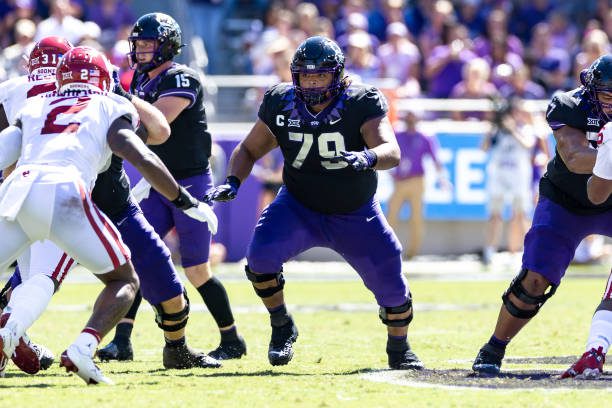 FORT WORTH, TX - OCTOBER 01: TCU Horned Frogs offensive lineman Steve Avila (#79) blocks during the Big 12 college football game between the Oklahoma Sooners and TCU Horned Frogs on October 01, 2022 at Amon G. Carter Stadium in Fort Worth, TX.  (Photo by Matthew Visinsky/Icon Sportswire via Getty Images)