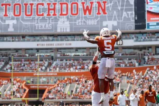 NFL Combine: Texas Longhorns' Bijan Robinson runs 40-yard dash in