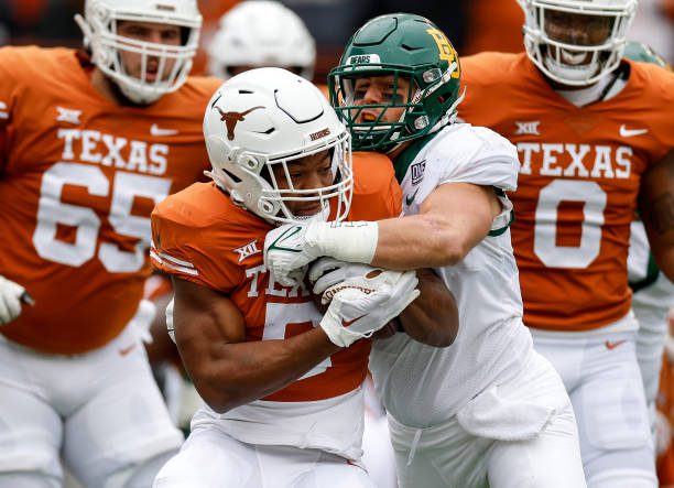 Bijan Robinson's stiff-arm on 21-yard run