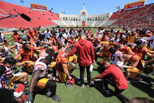 Los Angeles, CA - April 15: USC head coach Lincoln Riley, center, spends a reflective moment with the team following the spring game at LA Memorial Coliseum in Los Angeles Saturday, April 15, 2023.  USC defense beat offense 34-42. (Allen J. Schaben / Los Angeles Times via Getty Images)