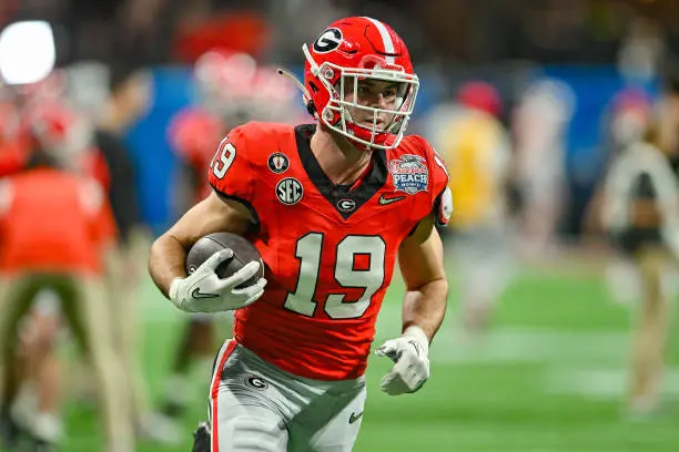 ATLANTA, GA  DECEMBER 31:  Georgia tight end Brock Bowers (19) warms up prior to the start of the Chick-fil-A Peach Bowl college football playoff game between the Ohio State Buckeyes and the Georgia Bulldogs on December 31st, 2022 at Mercedes-Benz Stadium in Atlanta, GA.  (Photo by Rich von Biberstein/Icon Sportswire via Getty Images)