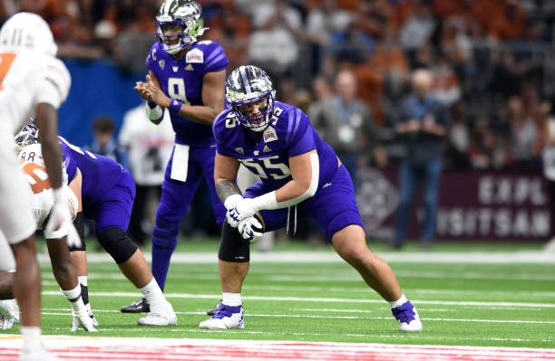 SAN ANTONIO, TX - DECEMBER 29: Washington Huskies lineman Troy Fautanu gets ready for a play during th Valero Alamo Bowl game featuring the Texas Longhorns and the Washington Huskies on December 29, 2022 at the Alamodome in San Antonio, TX. (Photo by John Rivera/Icon Sportswire via Getty Images)