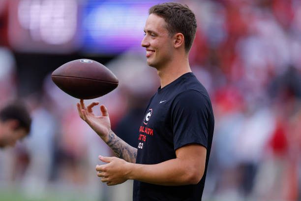 TUSCALOOSA, ALABAMA - SEPTEMBER 28: Carson Beck #15 of the Georgia Bulldogs warms up prior to the game against the Alabama Crimson Tide at Bryant-Denny Stadium on September 28, 2024 in Tuscaloosa, Alabama. (Photo by Todd Kirkland/Getty Images)