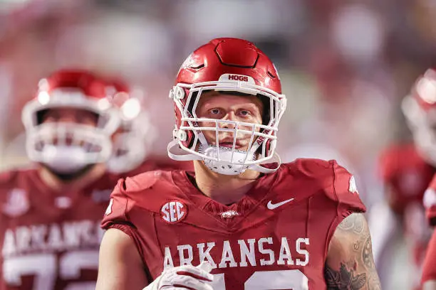 LITTLE ROCK, AR - AUGUST 29: Arkansas Razorbacks defensive lineman Landon Jackson (40) looks for defensive play signals during the game between the Arkansas Razorbacks and the UAPB Golden Lions on August 29, 2024, at War Memorial Stadium in Little Rock, Arkansas. (Photo by John Bunch/Icon Sportswire via Getty Images)