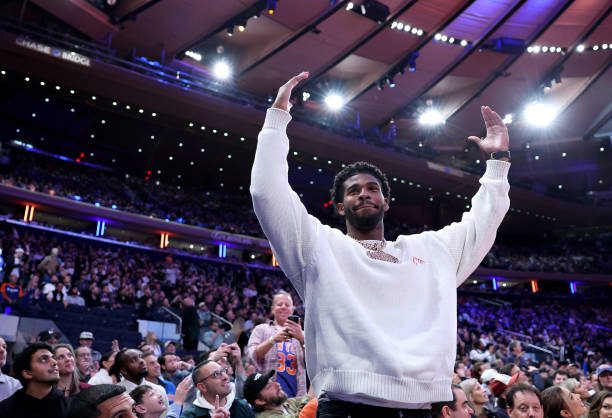 NEW YORK, NEW YORK - DECEMBER 11:  Shedeur Sanders attends the quarterfinal game of the Emirates NBA Cup between the New York Knicks and the Atlanta Hawks at Madison Square Garden on December 11, 2024 in New York City. The Atlanta Hawks defeated the New York Knicks 108-100 to advance to the semifinal round. NOTE TO USER: User expressly acknowledges and agrees that, by downloading and or using this photograph, User is consenting to the terms and conditions of the Getty Images License Agreement. (Photo by Elsa/Getty Images)