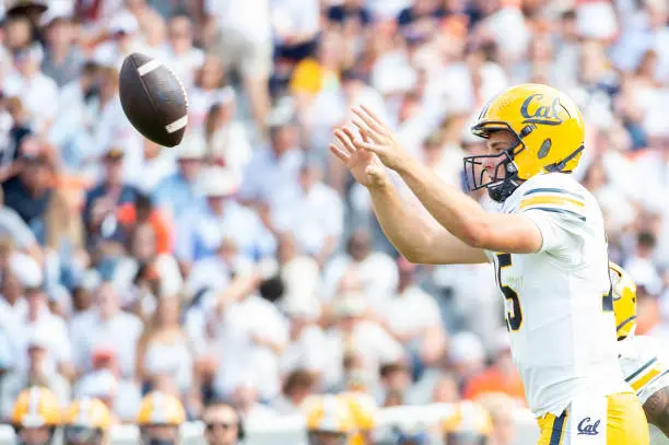 gettyimages-2171054591-612x612 AUBURN, ALABAMA - SEPTEMBER 07: Quarterback Fernando Mendoza #15 of the California Golden Bears during their game against the Auburn Tigers at Jordan-Hare Stadium on September 07, 2024 in Auburn, Alabama. (Photo by Michael Chang/Getty Images)