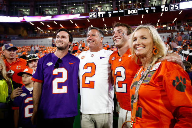 gettyimages-1804225694-612x612 CLEMSON, SOUTH CAROLINA - NOVEMBER 18: Cade Klubnik #2 of the Clemson Tigers poses for a photo with his family after defeating the North Carolina Tar Heels, 31-20, at Memorial Stadium on November 18, 2023 in Clemson, South Carolina. (Photo by Isaiah Vazquez/Getty Images)