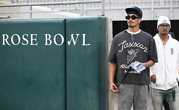 gettyimages-2212734430-612x612 Pasadena, CA - May 03: Quarterback Nico Iamaleava, left, of the UCLA Bruins with his brother Madden during the UCLA football spring practice at the Rose Bowl in Pasadena on Saturday, May 3, 2025.(Photo by Keith Birmingham/MediaNews Group/Pasadena Star-News via Getty Images)