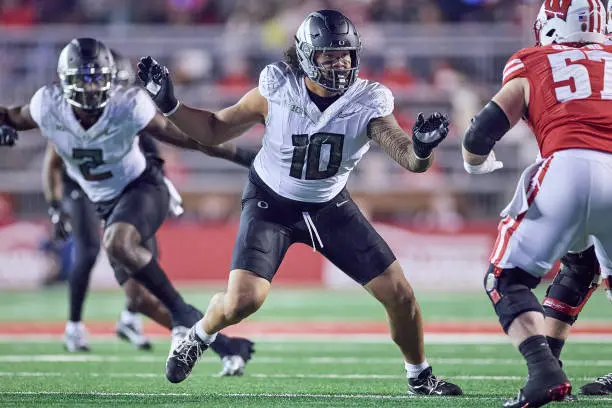 gettyimages-2188787330-612x612 MADISON, WISCONSIN - NOVEMBER 16: Defensive end Matayo Uiagalelei (10) of the Oregon Ducks in action during a game between the Wisconsin Badgers and the Oregon Ducks at Camp Randall Stadium on November 16, 2024 in Madison, Wisconsin. (Photo by Robin Alam/ISI Photos/Getty Images)