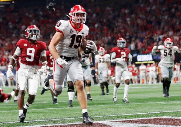 ATLANTA, GEORGIA - DECEMBER 04: Brock Bowers #19 of the Georgia Bulldogs scores a touchdown against the Alabama Crimson Tide during the fourth quarter of the SEC Championship game against the at Mercedes-Benz Stadium on December 04, 2021 in Atlanta, Georgia. (Photo by Todd Kirkland/Getty Images)