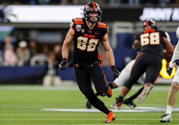 INGLEWOOD, CA - DECEMBER 18: Oregon State Beavers tight end Luke Musgrave (88) runs a route during the Jimmy Kimmel LA Bowl college football game between the Utah State Aggies and the Oregon State Beavers on December 18, 2021, at SoFi Stadium in Inglewood, CA  (Photo by Brandon Sloter/Icon Sportswire via Getty Images)