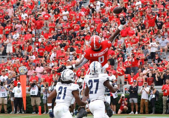 ATHENS, GA - SEPTEMBER 10: Georgia Bulldogs Tight End Darnell Washington (0) reaches for a pass out of his reach during the Saturday afternoon college football game between the defending National Champion  Georgia Bulldogs and the Samford Bulldogs on September 10, 2022 at Sanford Stadium in Athens, Georgia.  (Photo by David J. Griffin/Icon Sportswire via Getty Images)