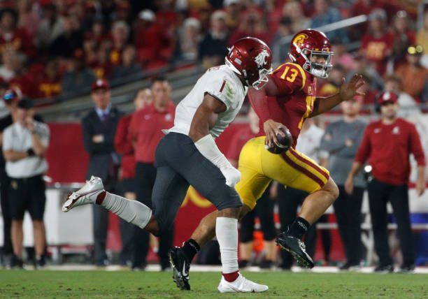 LOS ANGELES, CA - OCTOBER 8, 2022: USC Trojans quarterback Caleb Williams (13) runs for extra yardage against Washington State Cougars linebacker Daiyan Henley (1) at the Coliseum on October 8, 2022 in Los Angeles, California.(Gina Ferazzi / Los Angeles Times via Getty Images)