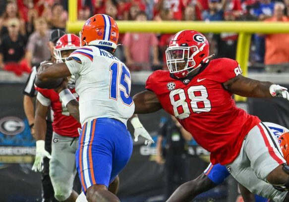 JACKSONVILLE, FL - OCTOBER 29: Georgia Bulldogs defensive lineman Jalen Carter (88) tries to wrap up Florida Gators quarterback Anthony Richardson (15) during the college football game between the Florida Gators and Georgia Bulldogs on October 29, 2022, at TIAA Bank Field in Jacksonville, Florida. (Photo by John Adams/Icon Sportswire via Getty Images)