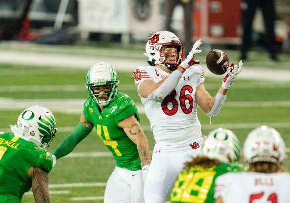 EUGENE, OR - NOVEMBER 19: Tight end Dalton Kincaid #86 of the Utah Utes catches the ball during the third quarter in the game against the Oregon Ducks at Autzen Stadium on November 19, 2022 in Eugene, Oregon. (Photo by Ali Gradischer/Getty Images)