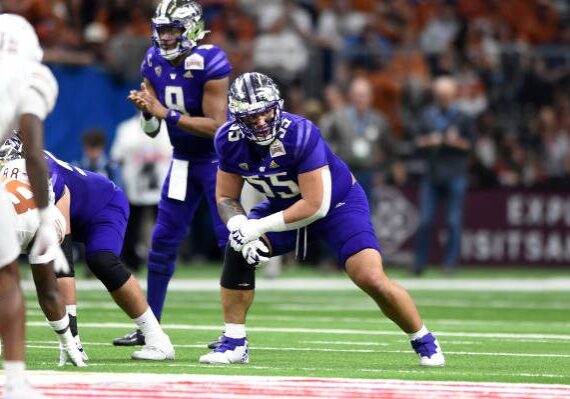 SAN ANTONIO, TX - DECEMBER 29: Washington Huskies lineman Troy Fautanu gets ready for a play during th Valero Alamo Bowl game featuring the Texas Longhorns and the Washington Huskies on December 29, 2022 at the Alamodome in San Antonio, TX. (Photo by John Rivera/Icon Sportswire via Getty Images)