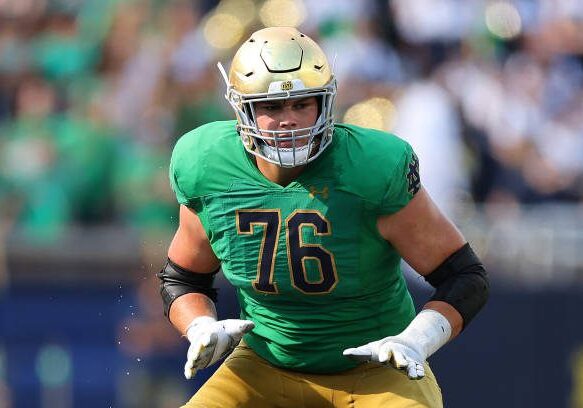 SOUTH BEND, INDIANA - SEPTEMBER 17: Joe Alt #76 of the Notre Dame Fighting Irish in action against the California Golden Bears during the second half at Notre Dame Stadium on September 17, 2022 in South Bend, Indiana. (Photo by Michael Reaves/Getty Images)