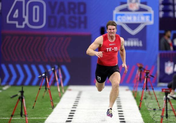 INDIANAPOLIS, INDIANA - MARCH 04: Luke Musgrave of Oregon State participates in the 40-yard dash during the NFL Combine at Lucas Oil Stadium on March 04, 2023 in Indianapolis, Indiana. (Photo by Stacy Revere/Getty Images)