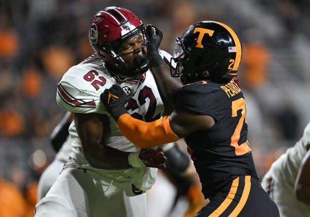 KNOXVILLE, TN - SEPTEMBER 30: South Carolina Gamecocks offensive lineman Tyshawn Wannamaker (62) blocks Tennessee Volunteers defensive lineman James Pearce Jr. (27) during a college football game between the Tennessee Volunteers and the South Carolina Gamecocks on September 30, 2023, at Neyland Stadium, in Knoxville, TN. (Photo by Bryan Lynn/Icon Sportswire via Getty Images)