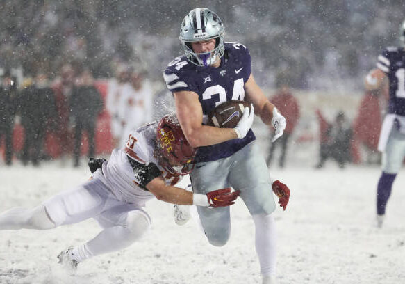MANHATTAN, KS - NOVEMBER 25: Kansas State Wildcats tight end Ben Sinnott (34) runs after the catch in the third quarter of a Big 12 football game between the Iowa State Cyclones and Kansas State Wildcats on Nov 25, 2023 at Bill Snyder Family Stadium in Manhattan, KS. (Photo by Scott Winters/Icon Sportswire via Getty Images)