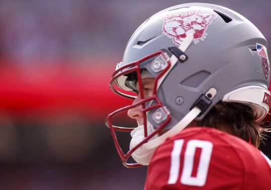 gettyimages-2178645094-612x612 (1) PULLMAN, WA - OCTOBER 19: Washington State Cougars quarterback John Mateer (10) during the game between the Hawaii Warriors and the Washington State Cougars on October 19, 2024, at Martin Stadium in Pullman, WA. (Photo by Oliver McKenna/Icon Sportswire via Getty Images)