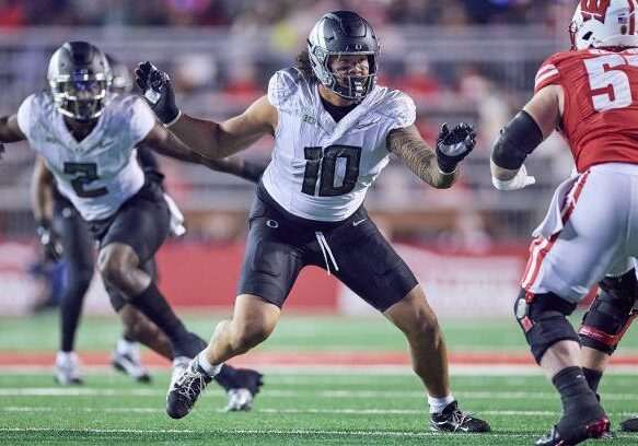 gettyimages-2188787330-612x612 MADISON, WISCONSIN - NOVEMBER 16: Defensive end Matayo Uiagalelei (10) of the Oregon Ducks in action during a game between the Wisconsin Badgers and the Oregon Ducks at Camp Randall Stadium on November 16, 2024 in Madison, Wisconsin. (Photo by Robin Alam/ISI Photos/Getty Images)