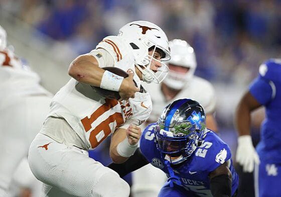 gettyimages-2241946839-612x612 LEXINGTON, KENTUCKY - OCTOBER 18: Arch Manning #16 of the Texas Longhorns runs with the ball against the Kentucky Wildcats at Kroger Field on October 18, 2025 in Lexington, Kentucky. (Photo by Andy Lyons/Getty Images)