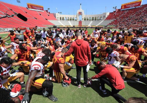 Los Angeles, CA - April 15: USC head coach Lincoln Riley, center, spends a reflective moment with the team following the spring game at LA Memorial Coliseum in Los Angeles Saturday, April 15, 2023.  USC defense beat offense 34-42. (Allen J. Schaben / Los Angeles Times via Getty Images)